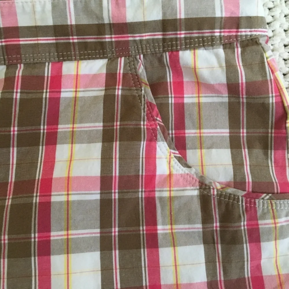IZOD PERFORMX STRETCH GOLF SHORTS, WOMAN SIZE 14 TAN AND PINK.         (15) - Picture 5 of 6